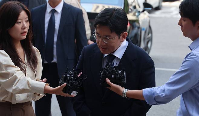 K팝 대부, 경찰 출석 방시혁 하이브 의장이 15일 자본시장법 위반 혐의 관련 조사를 받기 위해 서울경찰청 금융범죄수사대에 출석하면서 취재진의 질문에 답하고 있다. 이승환 기자