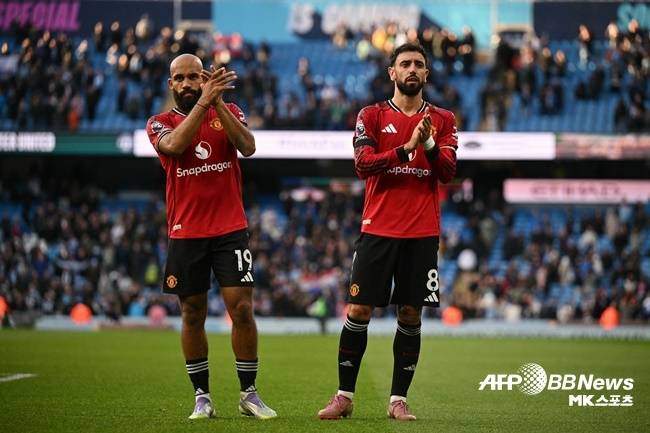 경기 후 맨체스터 더비 0-3 완패에 망연자실한 맨체스터 유나이티드 공격수 브라이언 음뵈모(왼쪽)-미드필더 브루노 페르난데스(오른쪽). 사진(잉글랜드 맨체스터)=AFPBBNews=News1