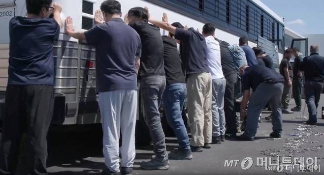 미국 이민세관단속국(ICE)가 조지아주 내 현대자동차그룹과 LG에너지솔루션 합작 배터리 공장 건설 현장의 한국인 직원 300여 명을 기습 단속·구금하는 영상을 공개했다. / 사진=뉴스1