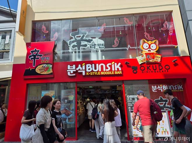 일본 도쿄 하라주쿠 다케시타 거리에 있는 농심의 ‘신라면 분식’./사진=유예림 기자