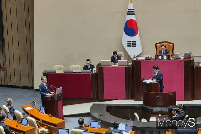 국민의힘은 16일 오후 2시 서울 여의도 국회 본회의장에서 열린 외교·통일·안보 분야 대정부질문에서 한미 관세협상에 대해 난타전을 이어갔다. 사진은 지난 16일 서울 여의도 국회 본회의서 대정부질문이 진행되는 모습./사진=김성아 기자