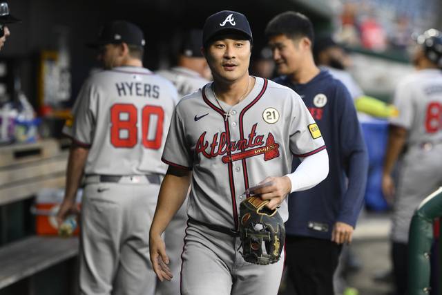 애틀랜타 브레이브스의 김하성이 16일 오전(한국시간) 미국 워싱턴DC 내셔널스파크에서 워싱턴 내셔널스와의 원정경기를 앞두고 여유 있는 표정으로 더그아웃을 걷고 있다.  AP 연합뉴스