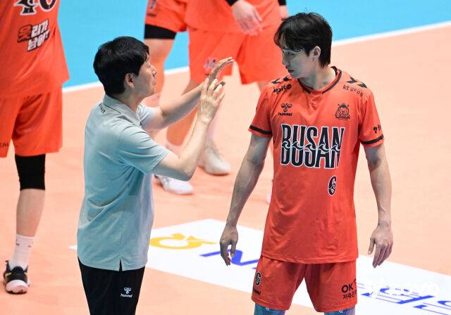 OK저축은행 신영철 감독과 이민규./KOVO