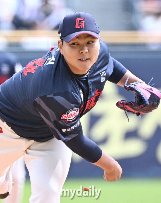 27일 오후 서울 잠실야구장에서 진행된 '2025 프로야구 KBO리그' 두산 베어스와 롯데 자이언츠의 경기. 롯데 박진이 선발등판해 역투하고 있다./마이데일리