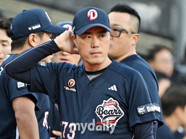 9일 오후 경기도 수원시 조원동 수원KT위즈파크에서 열린 '2025 프로야구 KBO리그' KT위즈와 두산베어스의 경기. 두산 조성환 감독대행이 경기에 나서고 있다./마이데이리