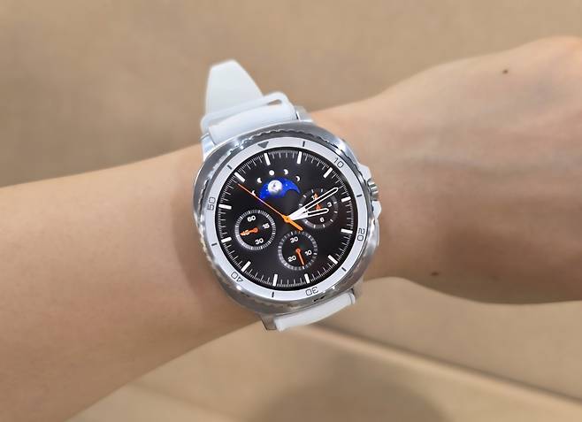 삼성이 하반기 점유율 회복을 위해 내놓은 신제품 ‘갤럭시워치8’