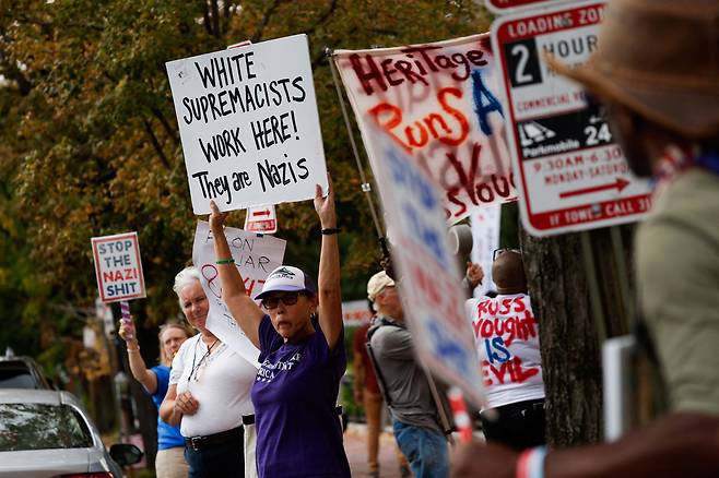 지난 15일 도날드 트럼프 미국 대통령이 워싱턴D.C.에 주 방위군을 배치하자, 반대 시위대가 헤리티지 재단 밖에서 시위를 벌이고 있다.[로이터]