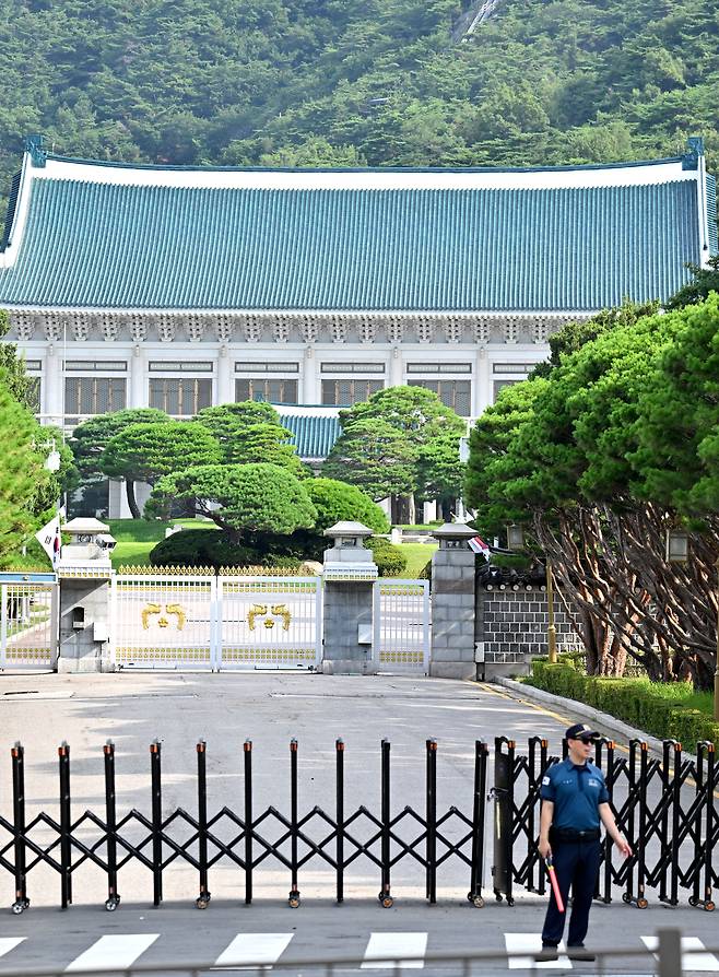 서울 종로구 청와대 본관 입구에서 경찰들이 경계근무를 서고 있다. [헤럴드경제DB]