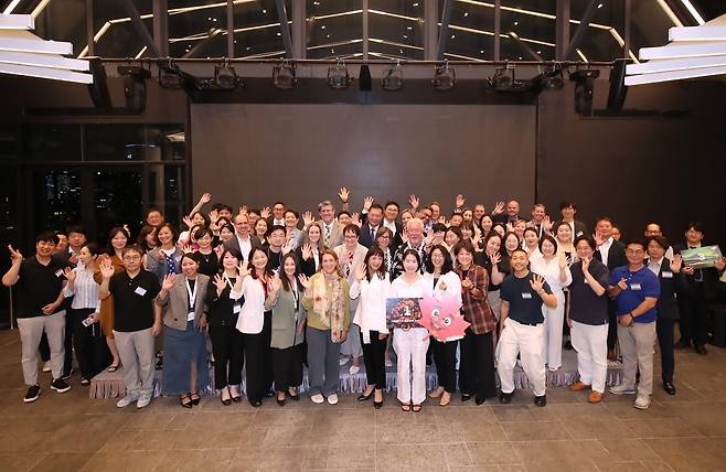 캐나다관광청의 서울 세일즈미션에서 한국-캐나다 관광인들이 지속적인 협력을 다짐하며 우정의 기념촬영을 하고 있다.