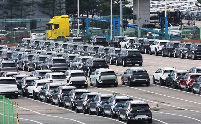 트럼프 행정부는 16일부터 미국으로 수입되는 일본산 자동차와 자동차부품에 15% 관세를 적용한다고 15일 연방 관보를 통해 밝혔다.[연합]