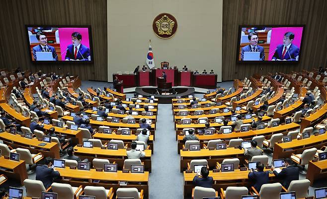 김민석 국무총리가 16일 외교·통일·안보에 관한 대정부 질문이 열리는 국회 본회의장에서 국민의힘 배준영 의원의 질의에 답변하고 있다. [연합]