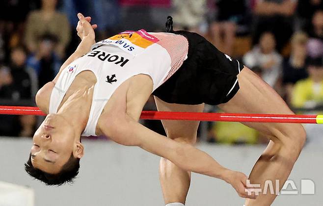 [구미=뉴시스] 이무열 기자 = 우상혁(용인시청)이 지난 5월29일 경북 구미시민운동장에서 열린 2025 구미아시아육상선수권대회 높이뛰기 결선 2m23 1차시기 점프에 성공하고 있다. 2025.05.29. lmy@newsis.com