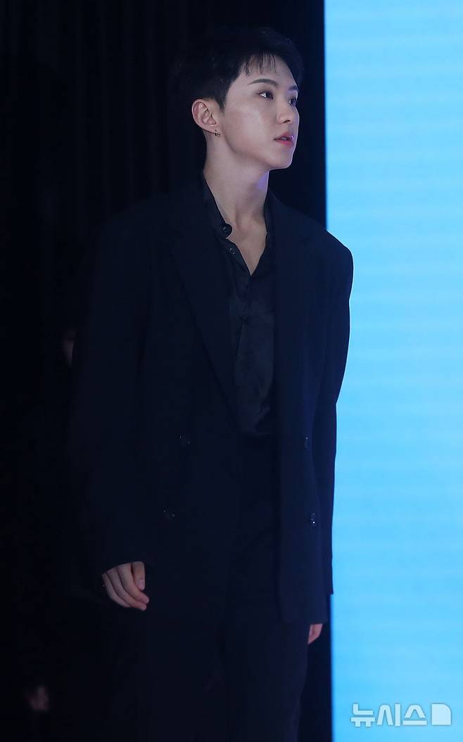 [서울=뉴시스] 김혜진 기자 = 그룹 세븐틴 우지가 4일 오후 서울 용산구 한화손해보험 한남사옥에서 열린 에어비앤비 CEO와 아티스트 세븐틴이 함께하는 포토 행사에서 포즈를 취하고 있다. 2025.06.04. jini@newsis.com