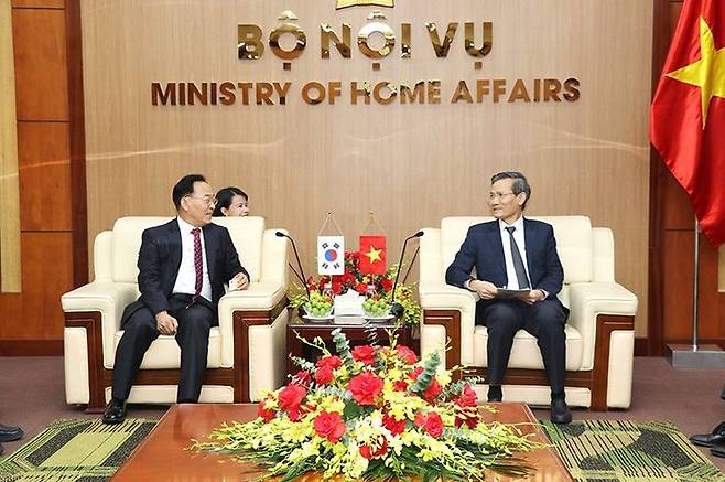 [서울=뉴시스] 김태기 중앙노동위원회 위원장이 지난달 28일 베트남 하노이를 방문해 까오 후이 내무부 차관과 면담하고 있다. 2025.09.16. (사진=중앙노동위원회 제공) *재판매 및 DB 금지