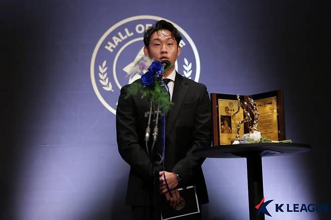 [서울=뉴시스]K리그 명예의 전당에 헌액된 故 유상철의 아들. (사진=한국프로축구연맹 제공)