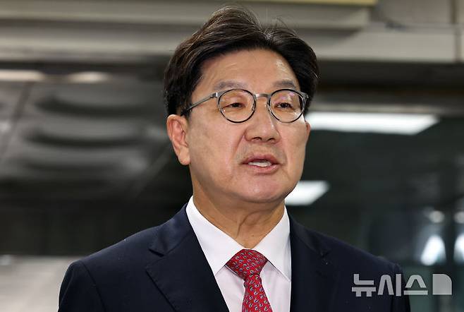 [서울=뉴시스] 최진석 기자 = 전직 통일교 간부에게 불법 정치자금을 수수한 혐의를 받는 권성동 국민의힘 의원이 16일 서울 서초구 서울중앙지법으로 구속 전 피의자 심문(영장실질심사)을 받기 위해 이동하며 발언하고 있다. 2025.09.16. myjs@newsis.com
