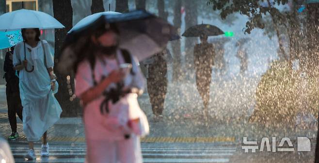 [서울=뉴시스] 정병혁 기자 = 16일 서울 중구 을지로입구역 인근에 비가 쏟아지고 있다. 2025.09.16. jhope@newsis.com