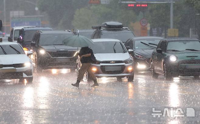[인천=뉴시스] 전진환 기자 = 16일 오후 인천 남동구 구월로에서 갑작스레 내리는 소나기에 시민들이 우산을 쓰고 횡단보도를 건너고 있다. 2025.09.16. amin2@newsis.com