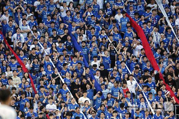 [서울=뉴시스]K리그2 수원, 풀 스타디움·플러스 스타디움상 2관왕. (사진=한국프로축구연맹 제공)