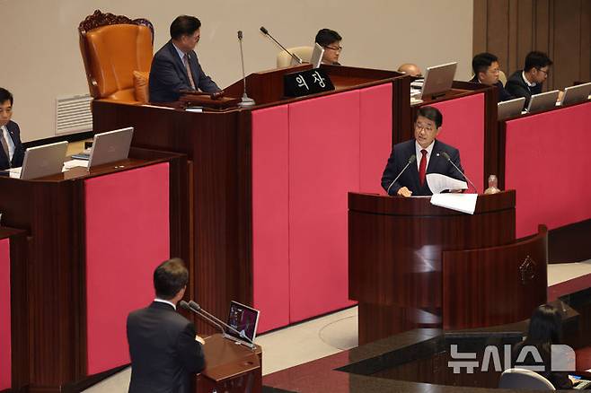 [서울=뉴시스] 김명년 기자 = 배준영 국민의힘 의원이 16일 오전 서울 여의도 국회에서 열린 본회의에서 김민석 국무총리에게 대정부 질문을 하고 있다. 2025.09.16. kmn@newsis.com