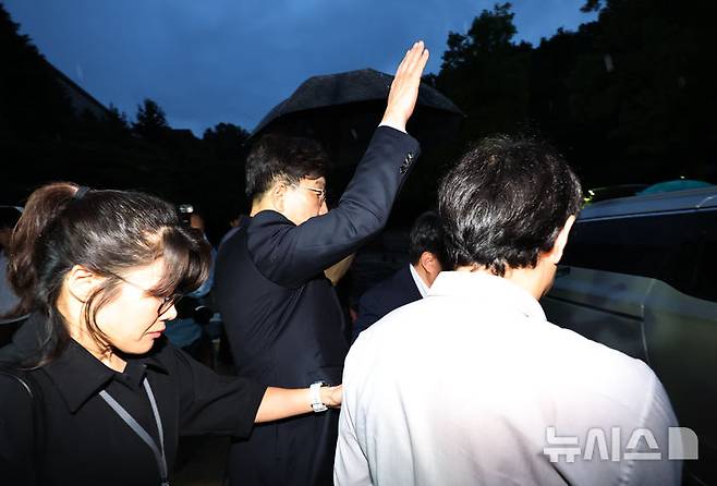 [서울=뉴시스] 최진석 기자 = 전직 통일교 간부에게 불법 정치자금을 수수한 혐의를 받는 권성동 국민의힘 의원이 16일 서울 서초구 서울중앙지법에서 구속 전 피의자 심문(영장실질심사)을 마친 뒤 대기 장소인 서울구치소로 향하며 지지자들에게 손을 흔들고 있다. 2025.09.16. myjs@newsis.com