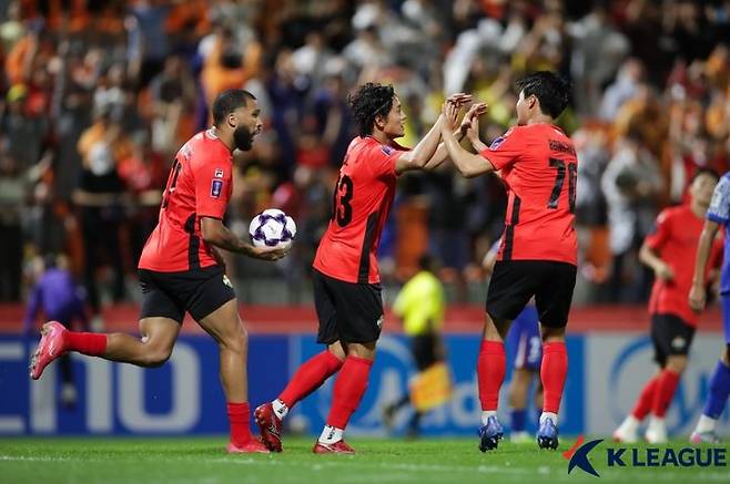 [서울=뉴시스] 프로축구 K리그1 강원FC의 홍철. (사진=한국프로축구연맹 제공) *재판매 및 DB 금지