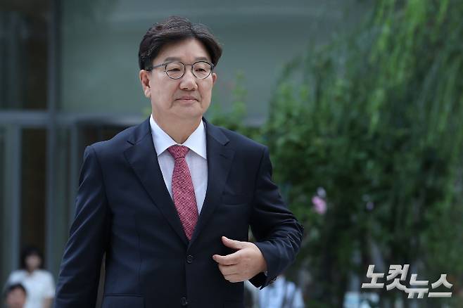 통일교로부터 불법 정치자금을 수수한 의혹을 받는 권성동 국민의힘 의원이 27일 오전 서울 종로구 KT광화문빌딩에 마련된 김건희 특검팀(특별검사 민중기) 사무실에 피의자 신분으로 조사를 받기 위해 출석하고 있다. 류영주 기자