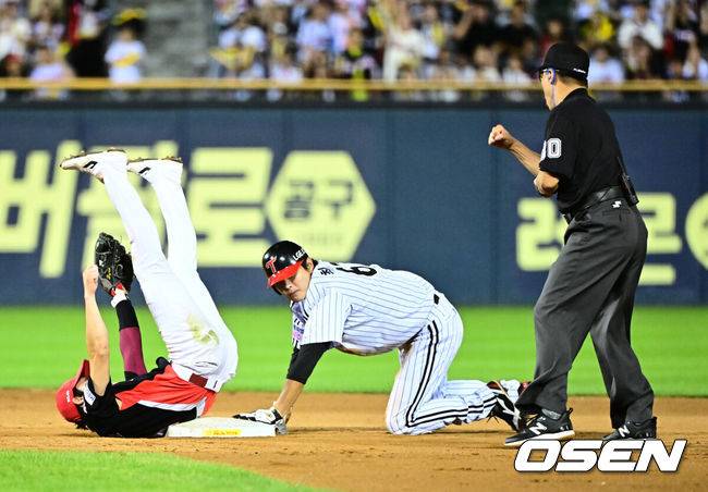 [OSEN=잠실, 지형준 기자] 13일 오후 서울 잠실구장에서 ‘2025 신한 SOL Bank KBO리그’ LG 트윈스와 KIA 타이거즈의 경기가 열렸다.LG는 임찬규, KIA는 이의리가 선발로 나섰다.7회말 2사 1루에서 LG 최승민이 KIA 박찬호에 태그아웃 당하며 2루 도루에 실패하고 있다. 2025.09.13 /jpnews@osen.co.kr