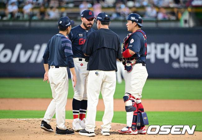 [OSEN=수원, 조은정 기자]3일 오후 수원KT위즈파크에서 ‘2025 신한 SOL BANK KBO리그’ KT 위즈와 롯데 자이언츠의 경기가 진행됐다.이날 경기에 KT는 헤이수스, 롯데는 감보아를 선발투수로 내세웠다. 1회말 1사 만루에 롯데 코칭스태프가 마운드에 올라 감보아를 다독이고 있다. 2025.09.03 /cej@osen.co.kr