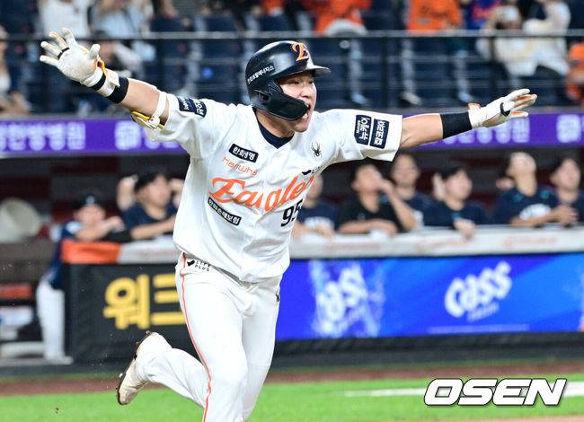 [OSEN=대전, 최규한 기자] 연장 10회말 한화 황영묵이 끝내기 안타를 날리고 환호하고 있다. 2025.09.03 / dreamer@osen.co.kr