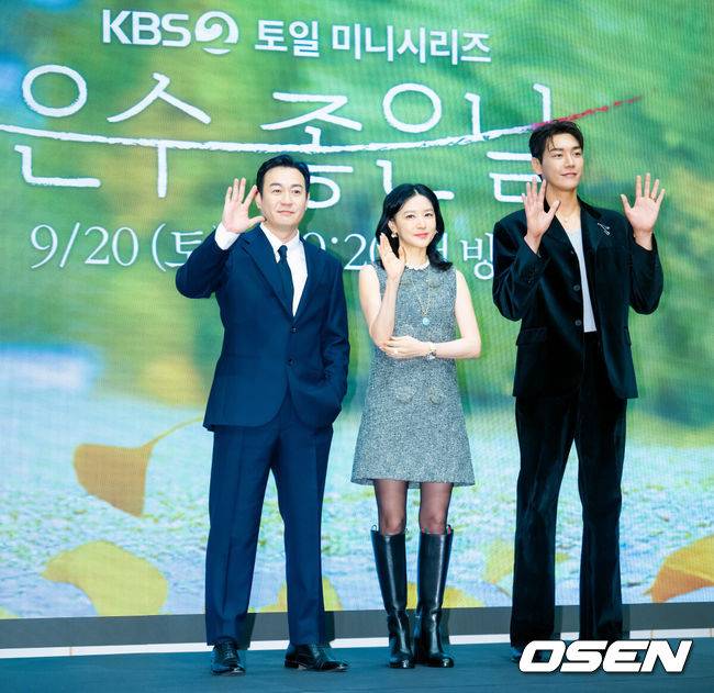 [OSEN=민경훈 기자] 16일 서울 구로구 더세인트 그랜드볼룸에서 KBS2 새 토일드라마 ‘은수 좋은 날’ 제작발표회가 열렸다. 20일 첫 방송 예정인 ‘은수 좋은 날’(연출 송현욱, 극본 전영신)은 가족을 지키고 싶은 학부모 강은수(이영애 분)와 두 얼굴의 선생 이경(김영광 분)이 우연히 얻은 마약 가방으로 벌이는 위험 처절한 동업 일지를 그린 작품이다.무대 위에서 배우 박용우, 이영애, 김영광이  포즈를 취하고 있다. 2025.09.16 / rumi@osen.co.kr