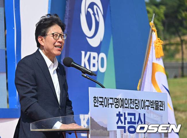 [OSEN=부산, 이석우 기자] 한국야구명예의 전당(야구박물관) 착공식이 16일 부산 기장-현대차 드림 볼파크에서 열렸다. 착공식에는 허구연 KBO 총재, 박형준 부산시장, 정종복 기장군수, 박홍복 기장군의회의장, 양해영 대한야구소프트볼협회 회장 등 주요 내빈이 참석해 시삽을 했다. 박형준 부산시장이 축사를 하고 있다.한국야구명예의 전당은 2027년 상반기에 개장 예정이다. 2025.09.16 / foto0307@osen.co.kr