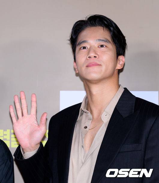 [OSEN=이대선 기자] 5일 서울 송파구 롯데시네마 월드타워점에서 영화 '전력질주' VIP 시사회가 열렸다.영화 ‘전력질주’(감독 이승훈)는 현재를 달리는 남자와 미래를 달리는 남자, 시간을 달리는 그들의 완벽한 엔딩을 위한 전력질주를 그린 러닝드라마로 오는 9월 10일 롯데시네마에서 단독 개봉한다.배우 하석진이 포토타임을 가지고 있다. 2025.09.05 /sunday@osen.co.kr