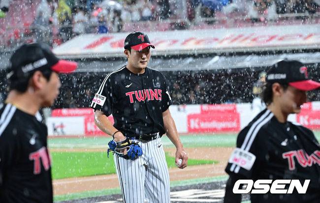 [OSEN=수원, 최규한 기자] 16일 수원 KT위즈파크에서 ‘2025 신한 SOL Bank KBO리그’ KT 위즈와 LG 트윈스의 경기가 열렸다.홈팀 KT는 헤이수스, 방문팀 LG는 손주영을 선발로 내세웠다.3회말 2사 1, 2루 상황 장대비로 경기가 중단 되자 LG 선발 손주영을 비롯한 선수들이 그라운드에서 철수하고 있다. 2025.09.16 / dreamer@osen.co.kr