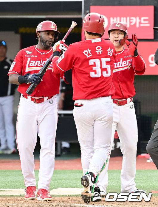 [OSEN=수원, 김성락 기자] 6일 오후 수원 KT위즈파크에서 ‘2025 신한 SOL Bank KBO리그’ KT 위즈와 SSG 랜더스의 경기가 열렸다.이날 홈팀 KT는 선발투수로 소형준, 방문팀 SSG는 전영준을 내세웠다. 6회말 2사 1, 3루 SSG 한유섬이 추격의 3점 홈런을 날린 뒤 홈에서 주자 에레디아, 최정과 기쁨을 나누고 있다. 2025.06.06 / ksl0919@osen.co.kr
