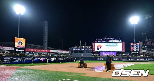 [OSEN=수원, 최규한 기자] 16일 수원 KT위즈파크에서 ‘2025 신한 SOL Bank KBO리그’ KT 위즈와 LG 트윈스의 경기가 열렸다.홈팀 KT는 헤이수스, 방문팀 LG는 손주영을 선발로 내세웠다.3회말 2사 1, 2루 상황 장대비로 경기가 중단 된 뒤 비가 그치자 그라운드 키퍼들이 젖은 내야 정비에 나서고 있다. 2025.09.16 / dreamer@osen.co.kr