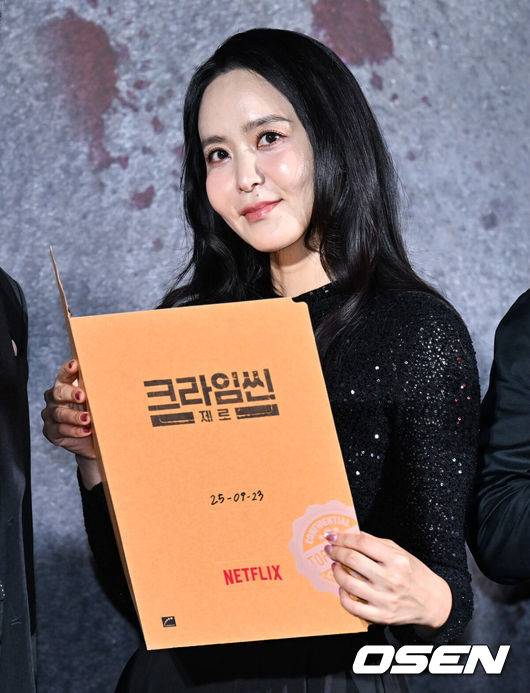 [OSEN=조은정 기자]넷플릭스 예능 '크라임씬 제로' 제작발표회가 16일 서울 구로구 신도림 라마다 호텔에서 열렸다.넷플릭스 예능 ‘크라임씬 제로’는 용의자와 탐정이 된 플레이어가 그들 가운데 숨어있는 범인을 찾아내는 레전드 롤플레잉 추리 게임이다.아나운서 박지윤이 포즈를 취하고 있다.  2025.09.16 /cej@osen.co.kr