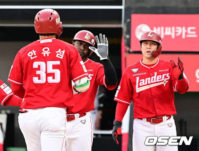 [OSEN=수원, 김성락 기자] 6일 오후 수원 KT위즈파크에서 ‘2025 신한 SOL Bank KBO리그’ KT 위즈와 SSG 랜더스의 경기가 열렸다.이날 홈팀 KT는 선발투수로 소형준, 방문팀 SSG는 전영준을 내세웠다. 6회말 2사 1, 3루 SSG 한유섬이 추격의 3점 홈런을 날린 뒤 홈에서 주자 에레디아, 최정과 기쁨을 나누고 있다. 2025.06.06 / ksl0919@osen.co.kr