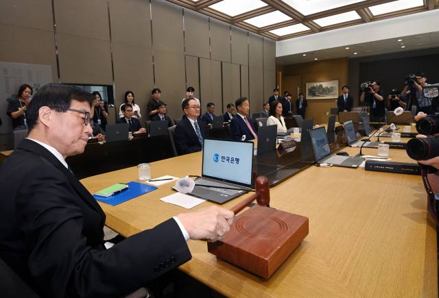 ▲이창용 한국은행 총재가 지난 8월 28일 서울 중구 한국은행에서 열린 금융통화위원회에서 의사봉을 두드리고 있다. ⓒ연합뉴스