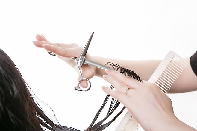 ‘셀프 미용’이라는 대안이 급부상했다. 단순 유행을 넘어 유통·콘텐츠 산업까지 흔드는 흐름이다. 게티이미지