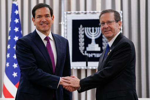 15일(현지시간) 이스라엘을 방문한 마코 루비오 미국 국무부 장관(왼쪽)이&nbsp;이츠하크 헤르초그 이스라엘 대통령과 만나 악수하고 있다. 루비오 장관은&nbsp;“미국과 이스라엘의 관계는 앞으로도 강력하게 유지될 것”이라고 말했다. 로이터연합뉴스