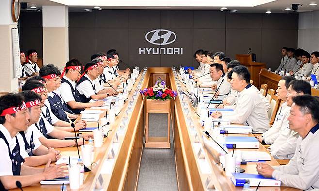 현대자동차 노사가 지난 6월 18일 울산공장 본관 동행룸에서 올해 임금 및 단체협약 교섭 상견례를 진행하고 있다. 현대자동차 제공