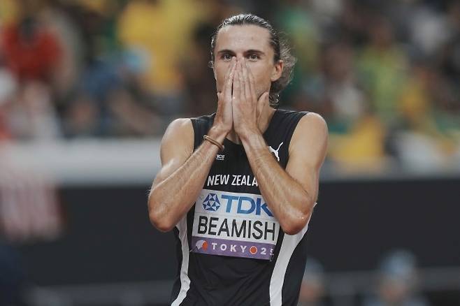 뉴질랜드의 조디 비미시가 2025년 9월 15일 일본 도쿄 국립경기장에서 열린 세계육상선수권 남자 3000ｍ 장애물 결선에서 우승을 차지한 뒤 세리머니를 하고 있다. AP뉴시스