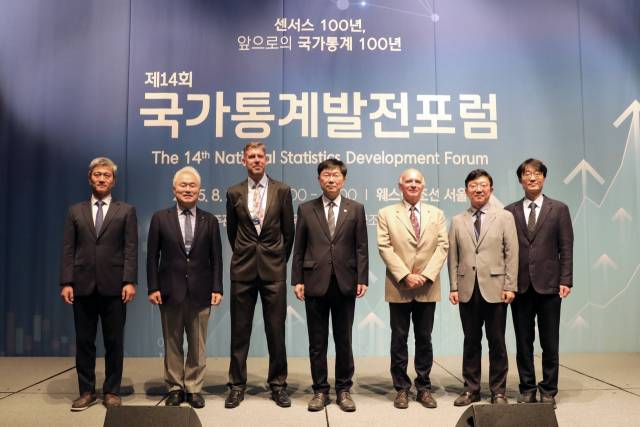 안형준 통계청장(가운데)이 28일 웨스틴조선 서울에서 열린 '제14회 국가통계발전포럼'에서 주요 참석자들과 함께 기념 촬영을 하고 있다. 사진 제공=통계청.