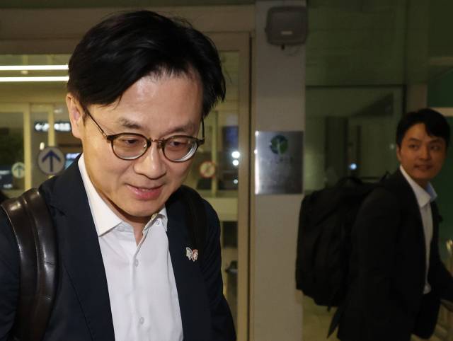 김정관 산업통상자원부 장관이 미국 뉴욕에서 하워드 러트닉 상무부 장관을 만나 관세 후속 협상을 벌인 뒤 14일 영종도 인천국제공항을 통해 귀국하고 있다. 연합뉴스