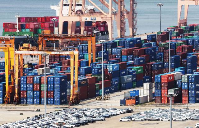 4일 경기도 평택항에 컨테이너가 쌓여 있는 모습. 연합뉴스.