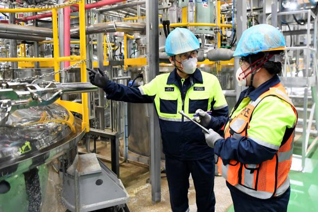 김정한(왼쪽) 포스코퓨처엠 연구위원이 15일 광양전구체 공장에서 노수진 광양양극재생산부 광양전구체공장장과 리사이클링 원료를 활용한 전구체 제조 공정에 대해 논의하고 있다. 사진 제공=포스코퓨처엠