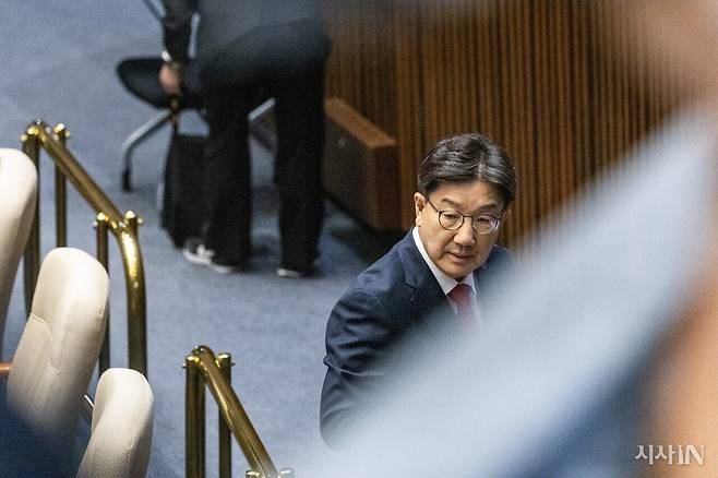 권성동 국민의힘 의원이 9월11일 서울 여의도 국회에서 열린 본회의에서 자신에 대한 체포동의안에 표결한 후 본회의장 밖으로 나서고 있다. ⓒ시사IN 박미소