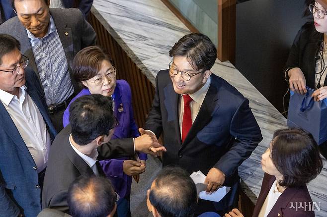 국민의힘 의원들과 인사하며 웃고 있는 권성동 의원. ⓒ시사IN 박미소