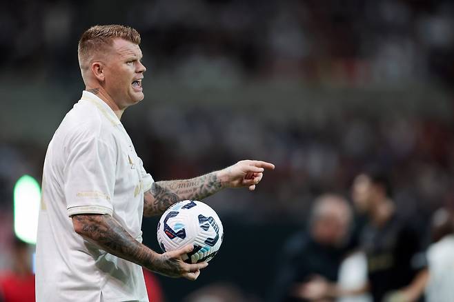 욘 아르네 리세가 ‘2025 아이콘 매치: 창의 귀환, 반격의 시작’을 하루 앞둔 13일 서울월드컵경기장에서 공을 들고 있다. 사진제공｜넥슨